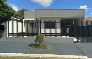 Imagem: A casa possui 2 Dormitórios, 1 Banheiro, 2 Vagas na garagem