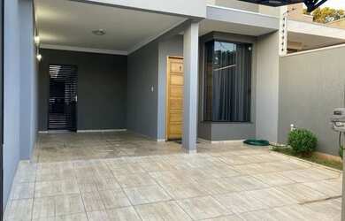 Imagem: A casa possui 3 Dormitórios, 2 Banheiros, 2 Vagas na garagem