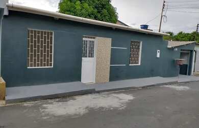 Imagem: A casa possui 2 Dormitórios, 1 Banheiro, 2 Vagas na garagem