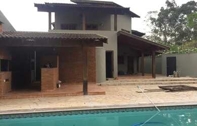 Imagem: A casa possui 5 Dormitórios, 5 Banheiros, 4 Vagas na garagem