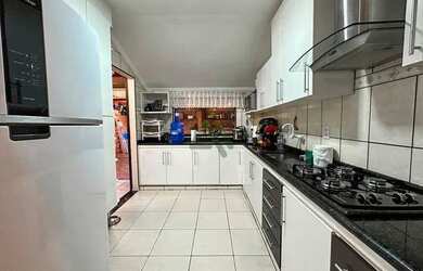 Imagem: A casa possui 3 Dormitórios, 2 Banheiros, 68m² de Área e