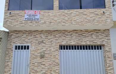 Imagem: A casa possui 3 Dormitórios, 3 Banheiros, 2 Vagas na garagem