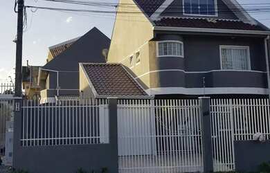 Imagem: A casa possui 3 Dormitórios, 3 Banheiros, 2 Vagas na garagem