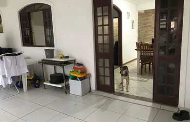 Imagem: A casa possui 5 Dormitórios, 3 Banheiros, 3 Vagas na garagem