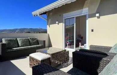 Imagem: A casa possui 3 Dormitórios, 2 Banheiros, 2 Vagas na garagem