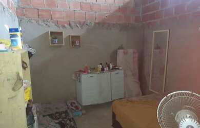 Imagem: A casa possui 2 Dormitórios, 1 Banheiro, 2 Vagas na garagem