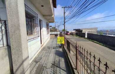 Imagem: A casa possui 3 Dormitórios, 1 Banheiro, 2 Vagas na garagem