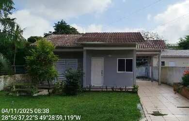 Imagem: A casa possui 3 Dormitórios, 1 Banheiro, 1 Vaga na garagem