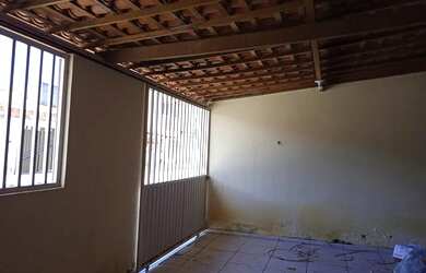 Imagem: A casa possui 3 Dormitórios, 2 Banheiros e está localizado