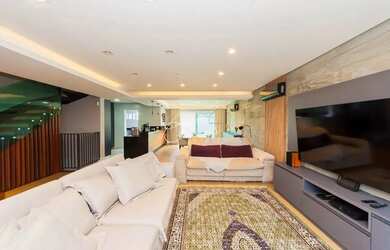 Imagem: A casa possui 3 Dormitórios, 5 Banheiros, 3 Vagas na garagem