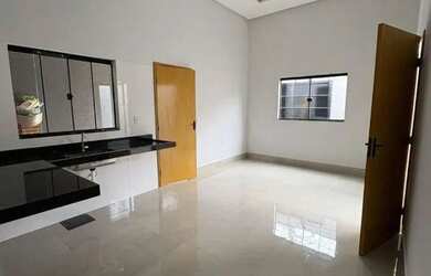 Imagem: A casa possui 3 Dormitórios, 1 Banheiro, 2 Vagas na garagem