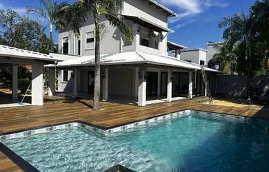 Imagem: A casa possui 4 Dormitórios, 5 Banheiros, 4 Vagas na garagem