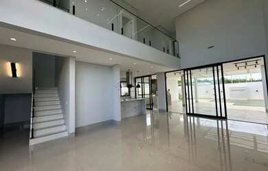 Imagem: A casa em condomínio possui 4 Dormitórios, 5 Banheiros, 4