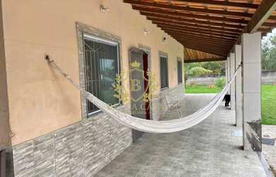 Imagem: A casa possui 3 Dormitórios, 2 Banheiros, 3 Vagas na garagem