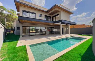 Imagem: A casa em condomínio possui 4 Dormitórios, 5 Banheiros, 5