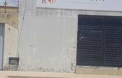 Imagem: A casa possui 2 Dormitórios, 2 Banheiros, 2 Vagas na garagem