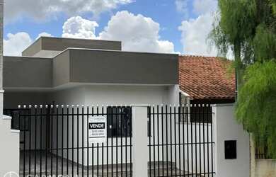 Imagem: A casa possui 3 Dormitórios, 2 Banheiros, 2 Vagas na garagem