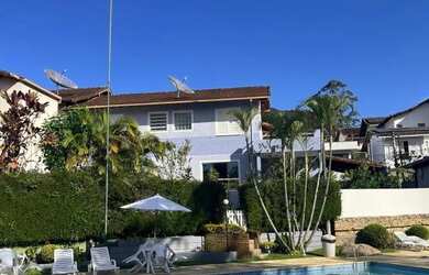 Imagem: A casa em condomínio possui 4 Dormitórios, 4 Banheiros, 2