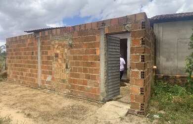 Imagem: A casa possui 3 Dormitórios, 1 Banheiro, 1 Vaga na garagem