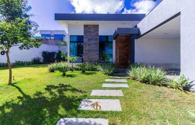 Imagem: A casa possui 3 Dormitórios, 3 Banheiros, 2 Vagas na garagem