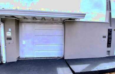 Imagem: A casa possui 2 Dormitórios, 1 Banheiro, 2 Vagas na garagem