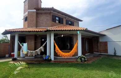 Imagem: A casa possui 2 Dormitórios, 2 Banheiros, 2 Vagas na garagem