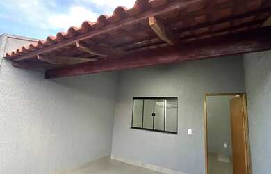 Imagem: A casa possui 2 Dormitórios, 1 Banheiro, 2 Vagas na garagem