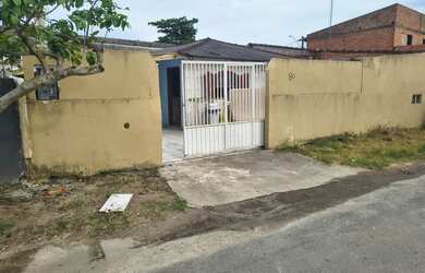 Imagem: A casa possui 2 Dormitórios, Acomodam 9 pessoas, 2 Vagas na