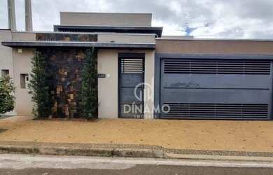 Imagem: A casa possui 3 Dormitórios, 2 Banheiros, 2 Vagas na garagem