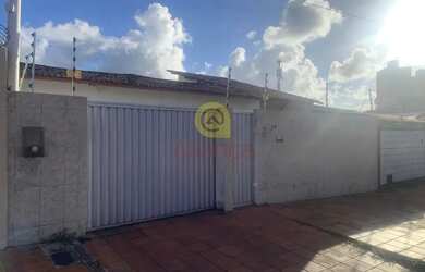 Imagem: A casa possui 3 Dormitórios, 4 Banheiros, 2 Vagas na garagem