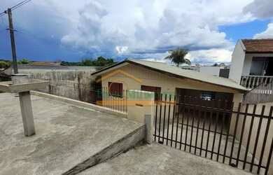 Imagem: A casa possui 3 Dormitórios, 1 Banheiro, 1 Vaga na garagem