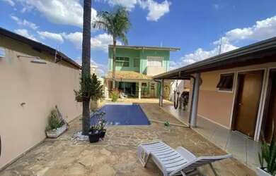 Imagem: A casa possui 4 Dormitórios, 2 Banheiros, 5 Vagas na garagem