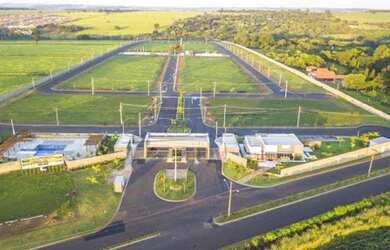 Imagem: A casa em condomínio possui 3 Dormitórios, 3 Banheiros, 2