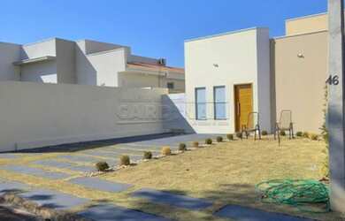 Imagem: A casa em condomínio possui 3 Dormitórios, 1 Banheiro, 2 Vagas