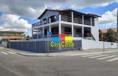 Imagem: A casa possui 4 Dormitórios, 3 Banheiros, 3 Vagas na garagem