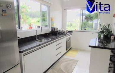 Imagem: A casa possui 4 Dormitórios, 3 Banheiros, 360m² de Área e