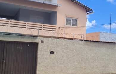 Imagem: A casa possui 4 Dormitórios, 2 Banheiros, 4 Vagas na garagem