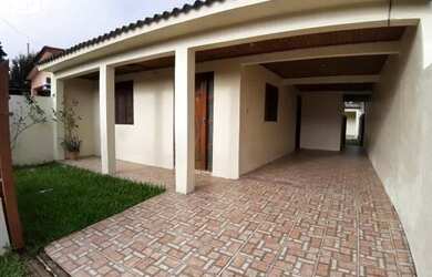 Imagem: A casa possui 3 Dormitórios, 2 Banheiros, 1 Vaga na garagem