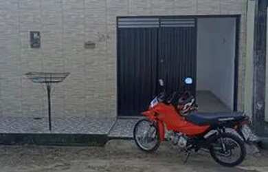 Imagem: A casa possui 2 Dormitórios, 1 Banheiro, 1 Vaga na garagem