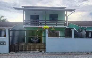 Imagem: A casa possui 4 Dormitórios, 2 Banheiros, 3 Vagas na garagem