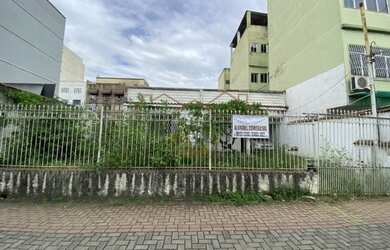 Imagem: A casa possui 3 Dormitórios, 2 Banheiros, 3 Vagas na garagem