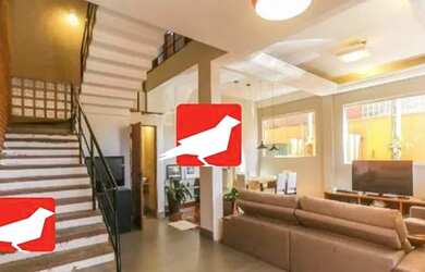 Imagem: A casa possui 4 Dormitórios, 2 Banheiros, 3 Vagas na garagem