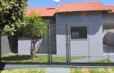 Imagem: A casa possui 2 Dormitórios, 2 Banheiros, 4 Vagas na garagem