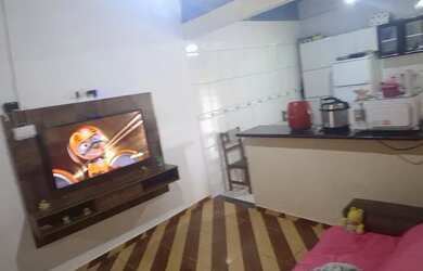 Imagem: A casa possui 2 Dormitórios, 1 Banheiro e 2 Vagas na garagem