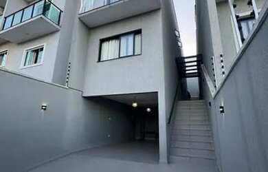 Imagem: A casa possui 3 Dormitórios, 3 Banheiros, 2 Vagas na garagem