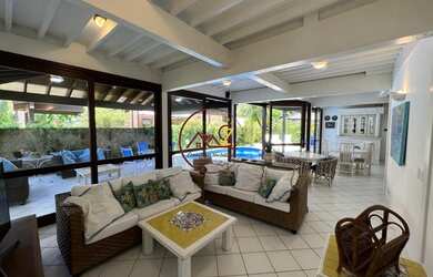 Imagem: A casa em condomínio possui 4 Dormitórios, 5 Banheiros, 3