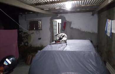 Imagem: A casa possui 2 Dormitórios, 1 Banheiro e 1 Vaga na garagem