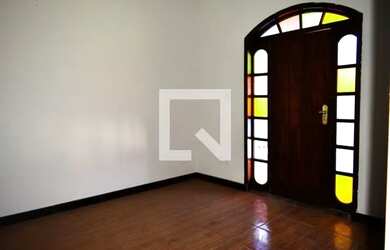 Imagem: A casa possui 3 Dormitórios, 1 Banheiro, 4 Vagas na garagem