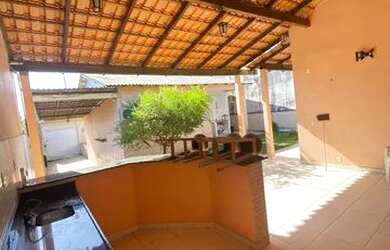 Imagem: A casa possui 3 Dormitórios, 2 Banheiros, 4 Vagas na garagem