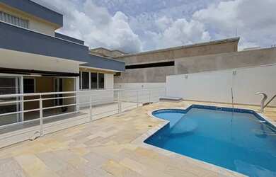 Imagem: A casa em condomínio possui 5 Dormitórios, 5 Banheiros, 4